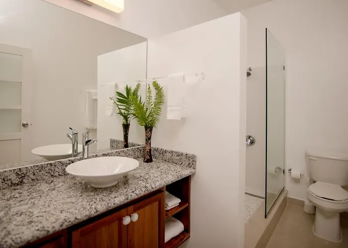 Whispering Seas Oceanfront Apartamento Ocho Ríos