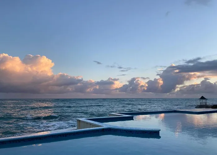 Whispering Seas Oceanfront Apartamento Ocho Ríos